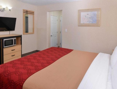 Econo Lodge Rochester image 17