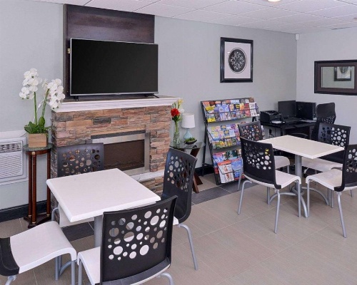 Econo Lodge Rochester image 29