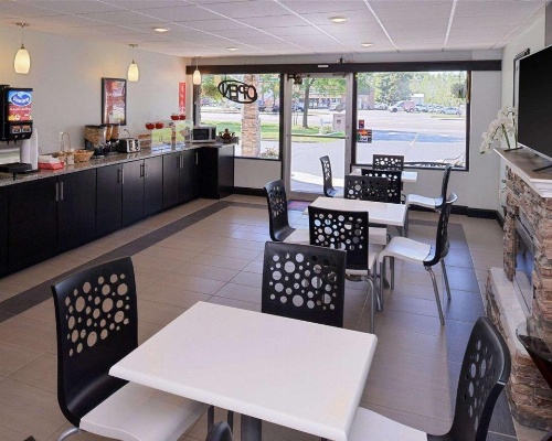 Econo Lodge Rochester image 30