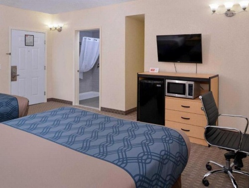 Econo Lodge Rochester image 35