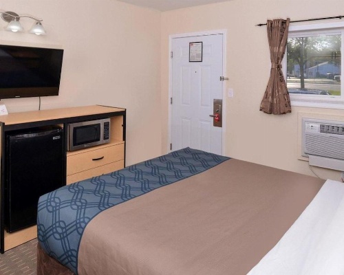 Econo Lodge Rochester image 5